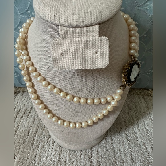 Vintage double strand hand knotted pearl necklace from Mallorca 2 cameo brooches - Picture 10 of 16